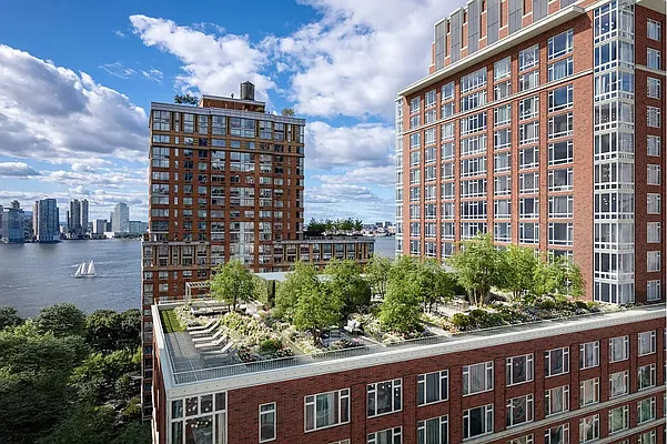 Rented by Coldwell Banker Warburg | media 23