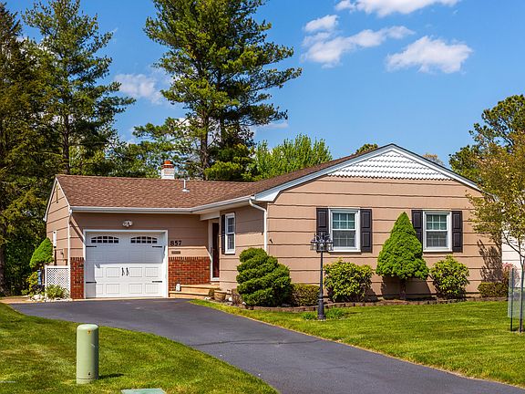 2nd image of 857 Edgebrook Dr N