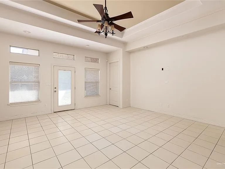 402 Hackberry Ave — Photo 3