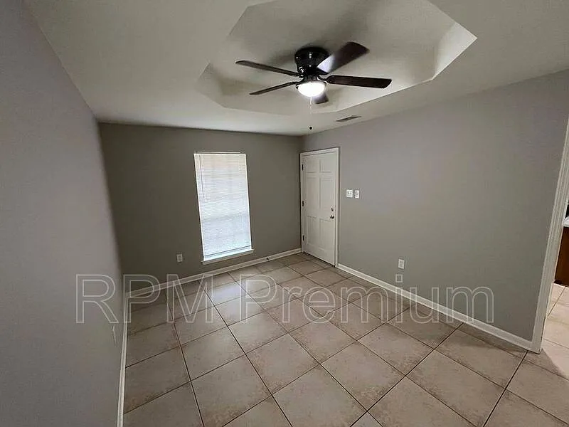 3 bed, 1.5 bath, 1174 sqft, $1,375 — Photo 3