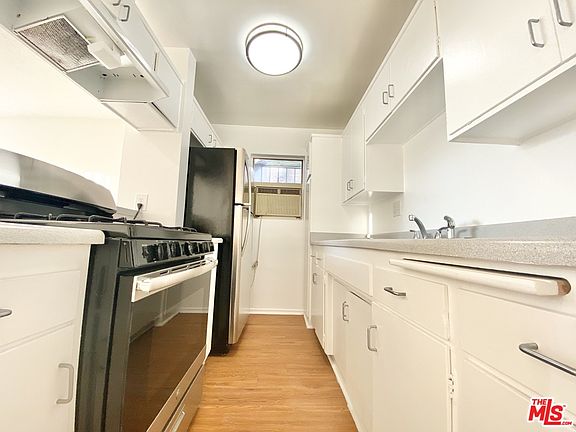4th image of 630 N Manhattan Pl #1