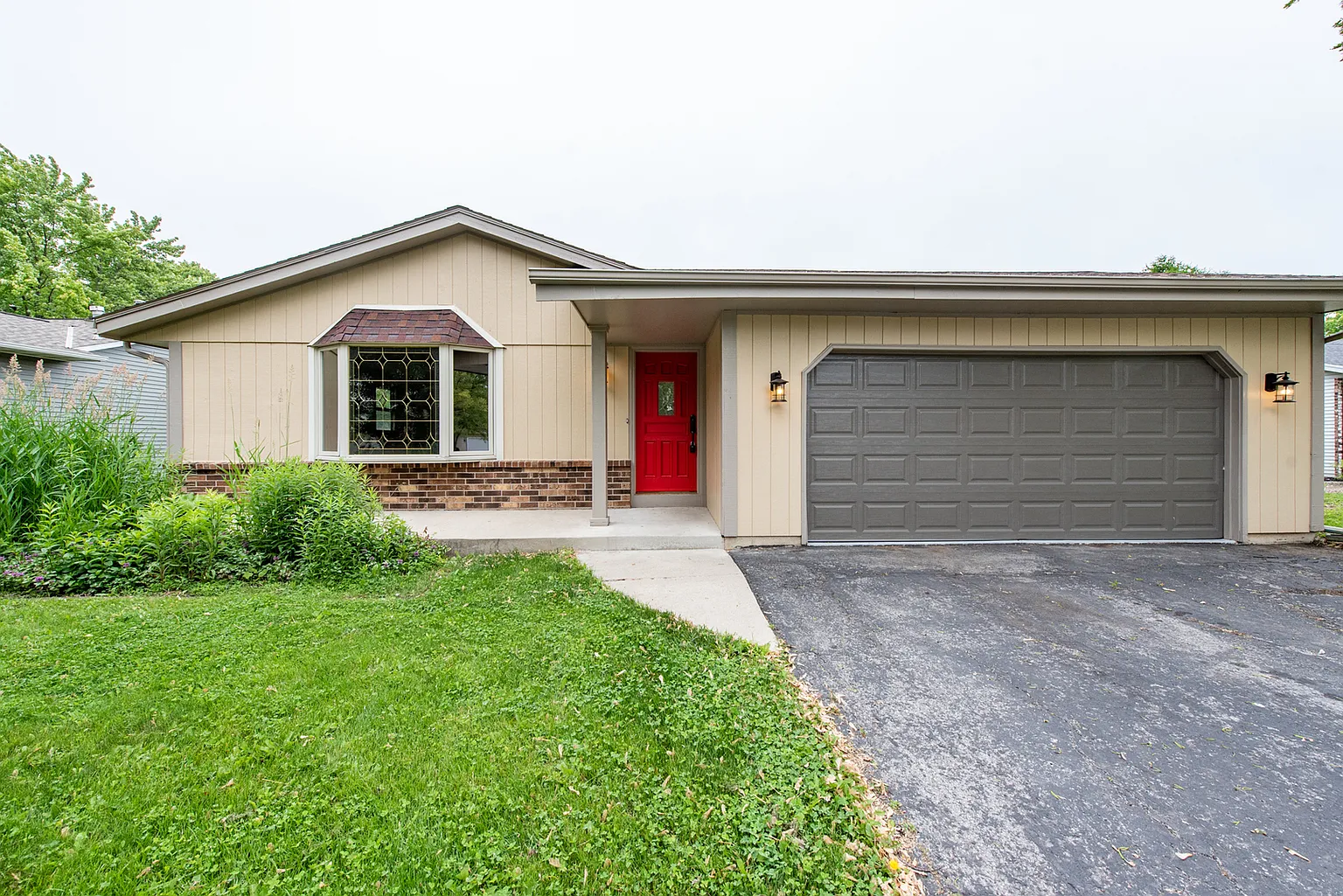 2114 Riviera Dr photo 1
