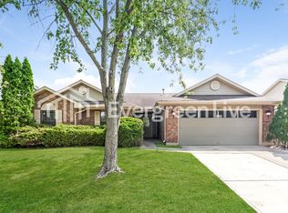 6621 Deer Knolls Dr, Dayton, OH 45424