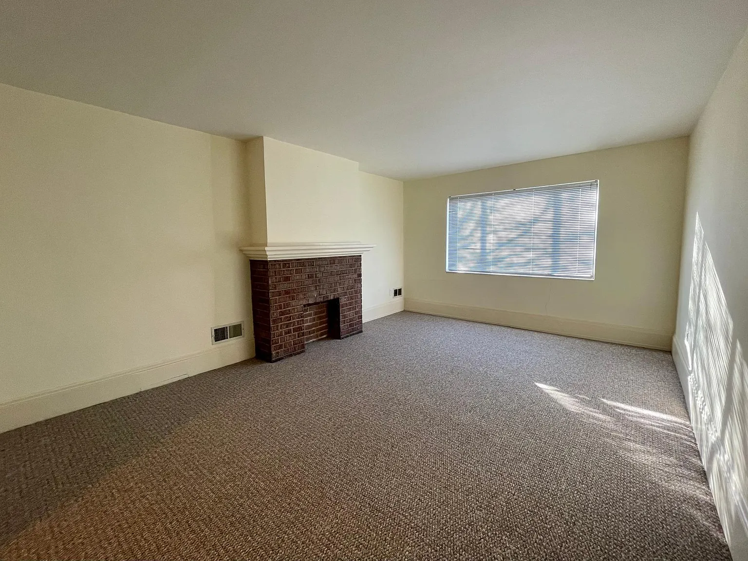 2 bed, 1000 sqft, $1,200 — Photo 3