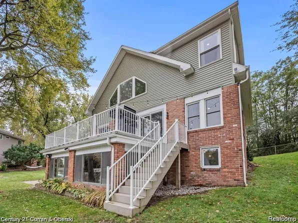 670 Fernhurst Dr, Lake Orion, MI 48362