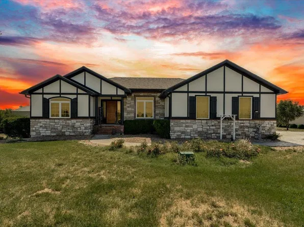 1310 N Wilshire Dr, Hutchinson, KS 67501