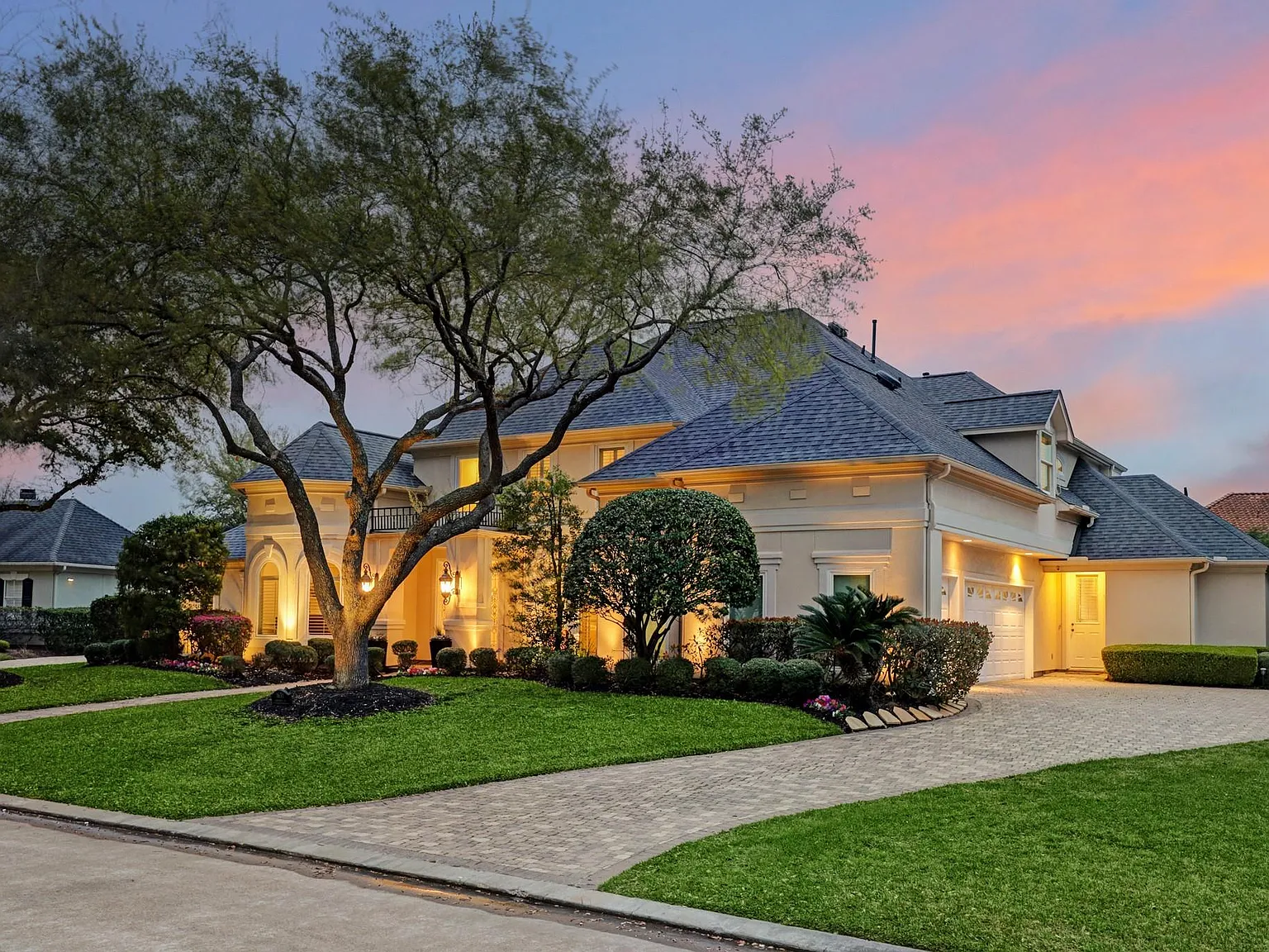 5 bed, 4.5 bath, 5092 sqft, $9,800 — Photo 3