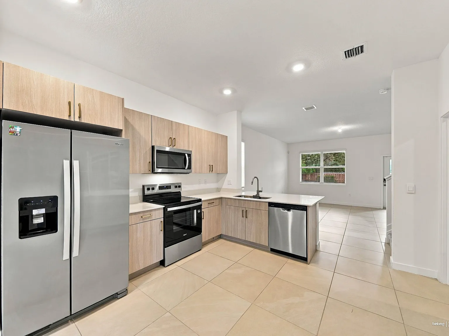 4 bed, 3.0 bath, 2085 sqft, $4,200 — Photo 3