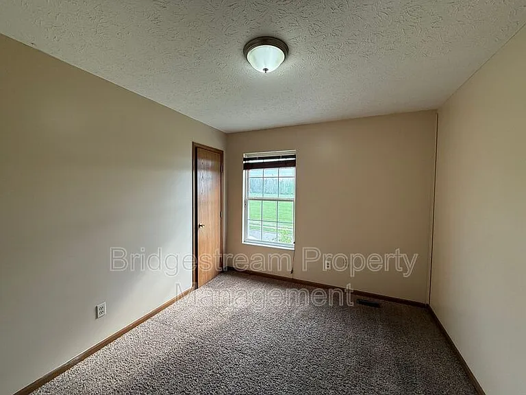 381 Sherman Dr — Photo 7