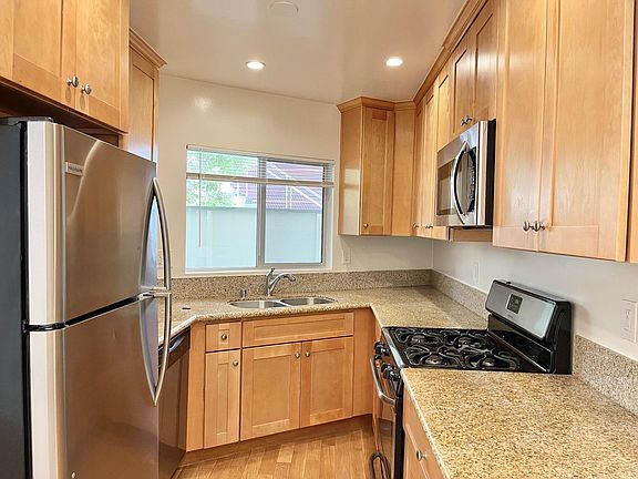 3rd image of 929 N San Vicente Blvd APT 2