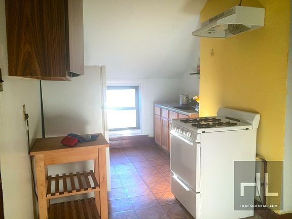 4th image of 238 Saint James Pl
