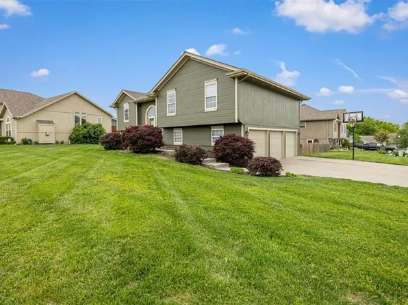 1102 E 18th St, Kearney, MO 64060