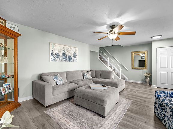 4th image of 8 E Washington Ct