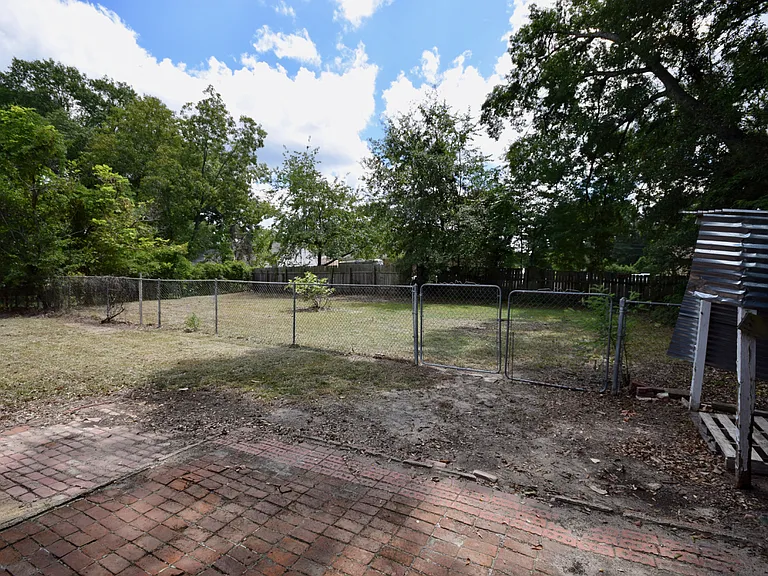 1310 Fairfield Dr — Photo 4