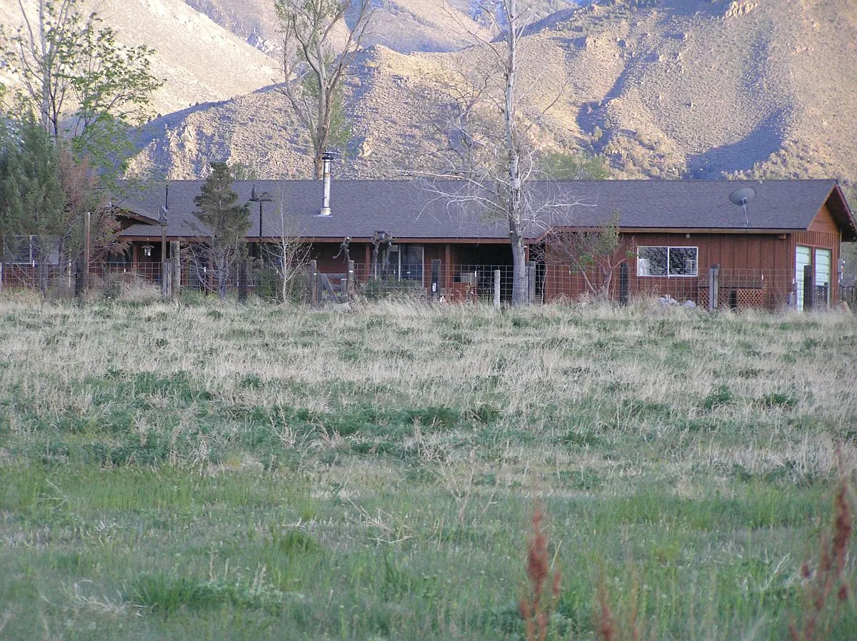 1728 Larson Ln photo 1