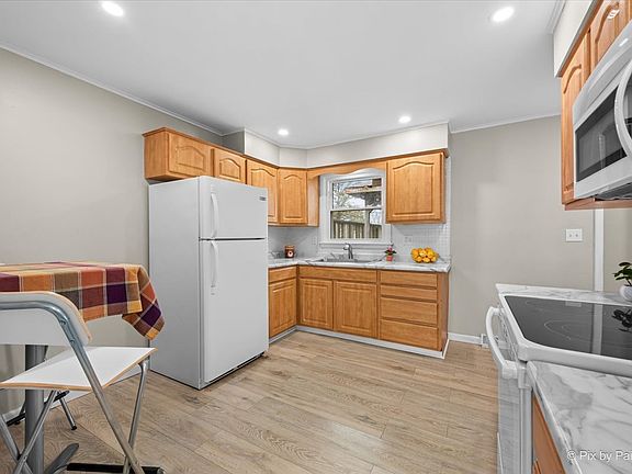 5th image of 392 W Margaret Ter
