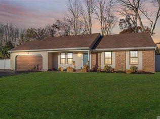 29 Hemlock Ln, Smithtown, NY 11787