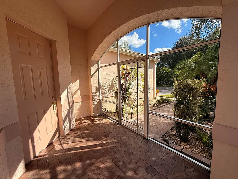 633 NW Whitfield Way — Photo 3