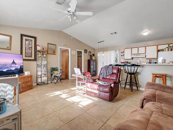 3rd image of 901 Tomahawk Ct
