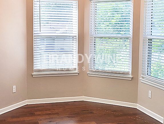 5th image of 906 SW Hereford Dr
