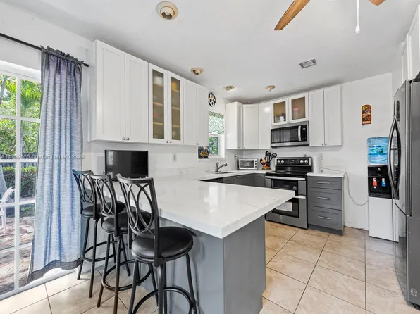 9350 SW 165th St, Palmetto Bay, FL 33157