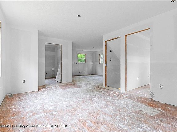 5th image of 512 E Washington St