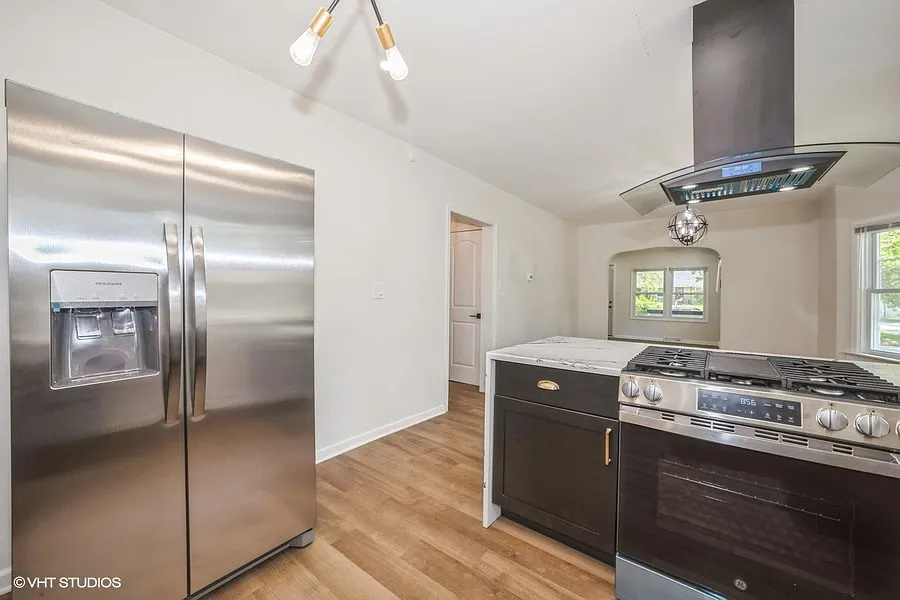 3 bed, 2450 sqft, $2,100 — Photo 4