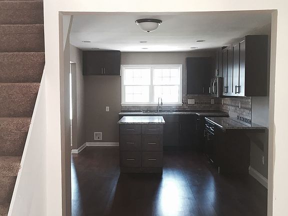 3rd image of 815 Old Castle Dr