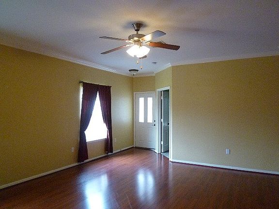 3rd image of 105 Glacier Ct