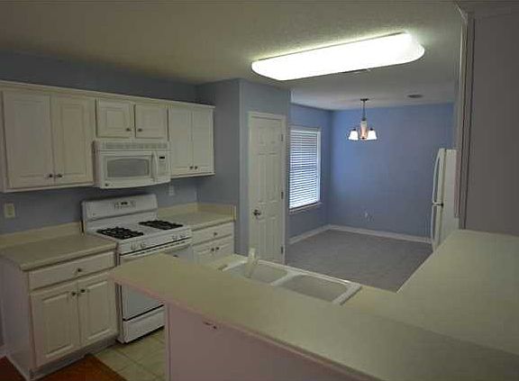 3rd image of 2611 Rosebud Dr E