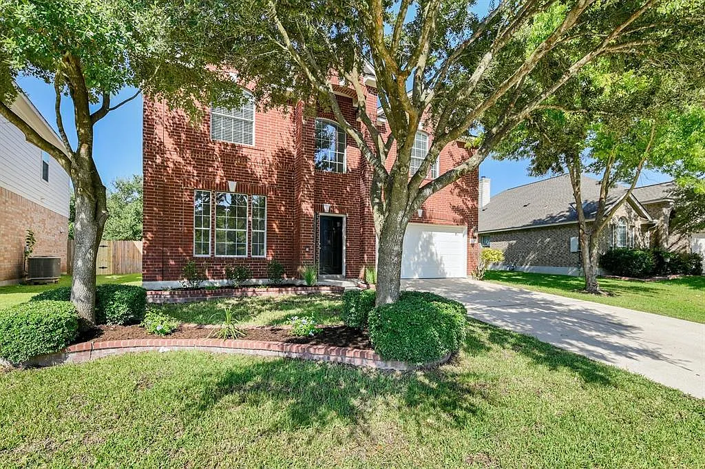 4 bed, 2.5 bath, 2746 sqft, $2,500 — Photo 2