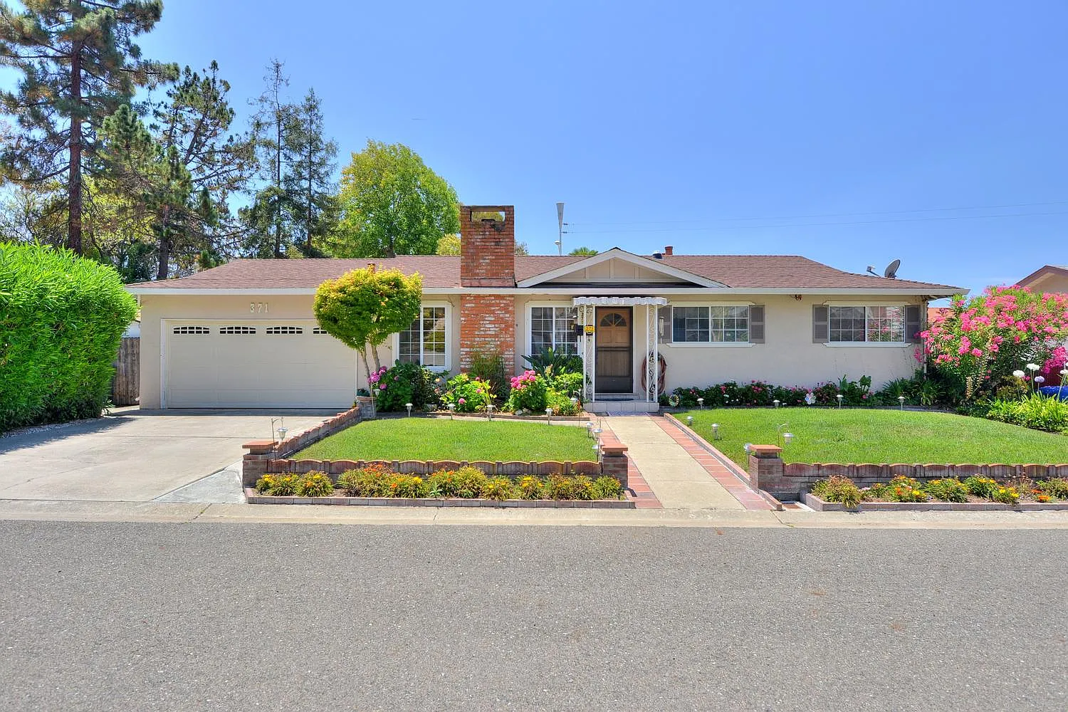 371 Riviera Dr photo 1