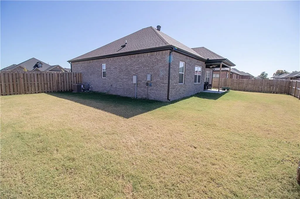 4 bed, 1910 sqft, $2,100 — Photo 3
