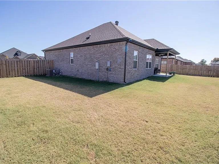 1137 Laux Ln — Photo 3
