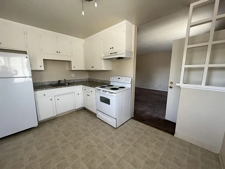 3227 Williamsburg Dr #4 — Photo 1