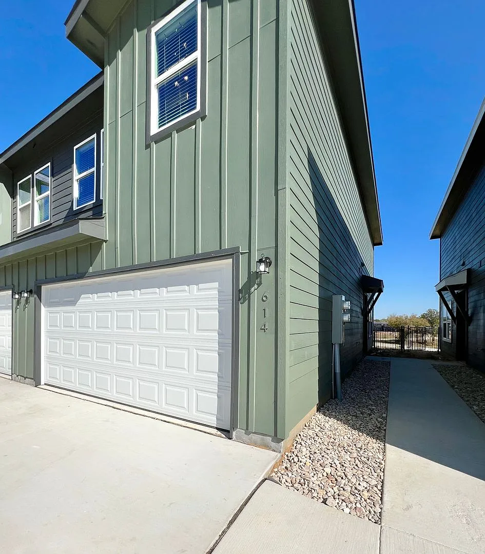 Brand New Duplex in New East Parks Community — Photo 2