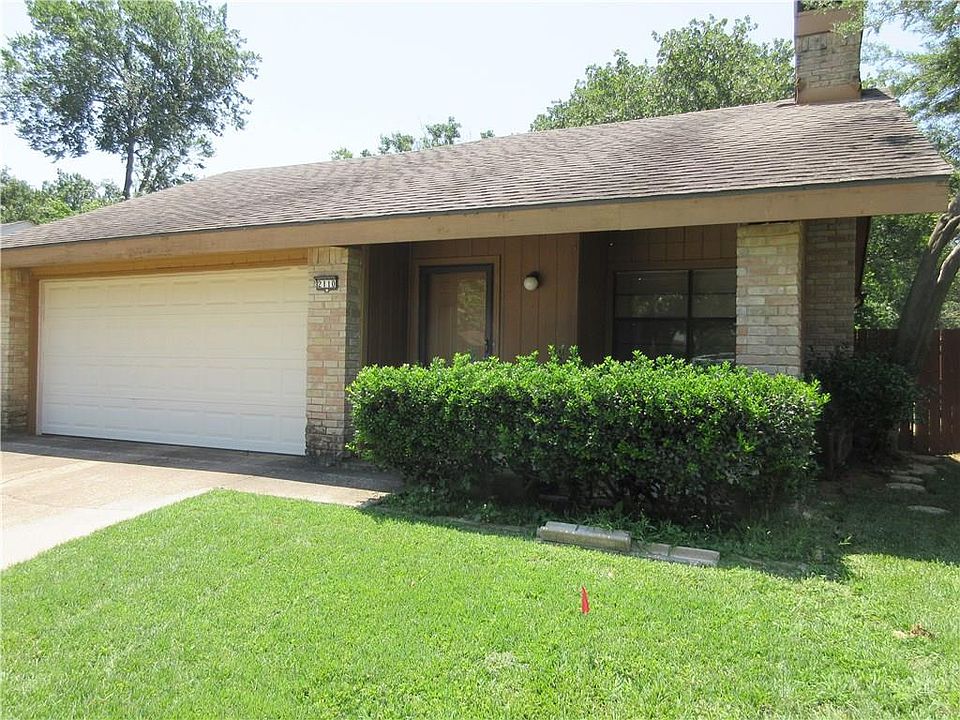 2110 Greencove Drive, Arlington, Texas 76012 2 bedrooms, 2 full baths