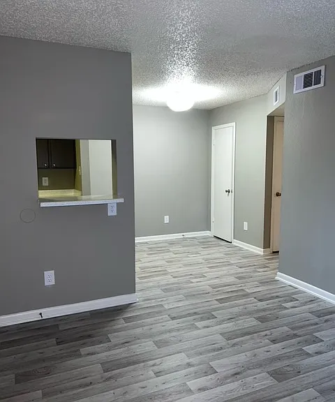 Carriage House Apartments — Photo 35