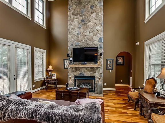 4th image of 555 Fawn Ln