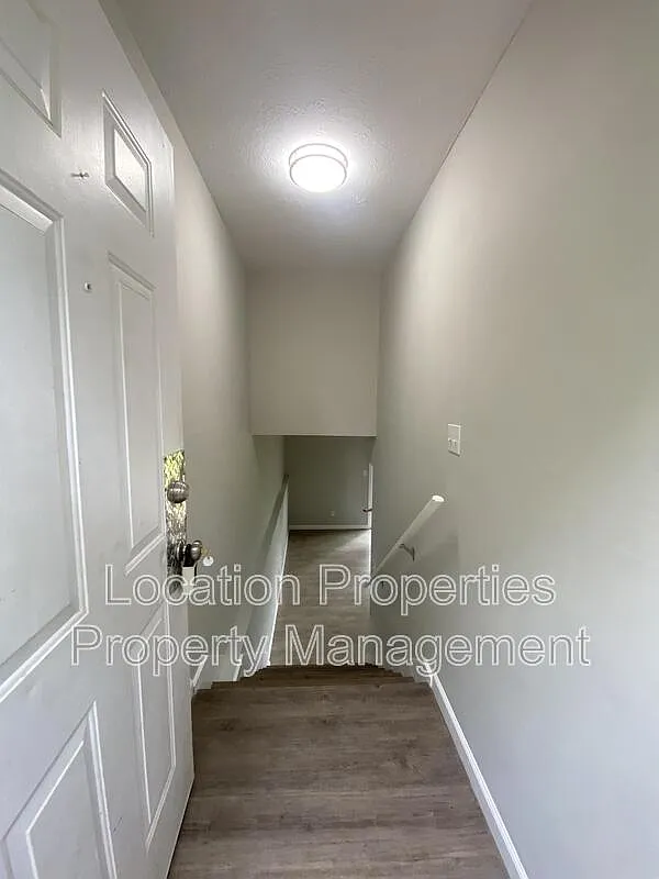 2 bed, 1.0 bath, 864 sqft, $950 — Photo 2