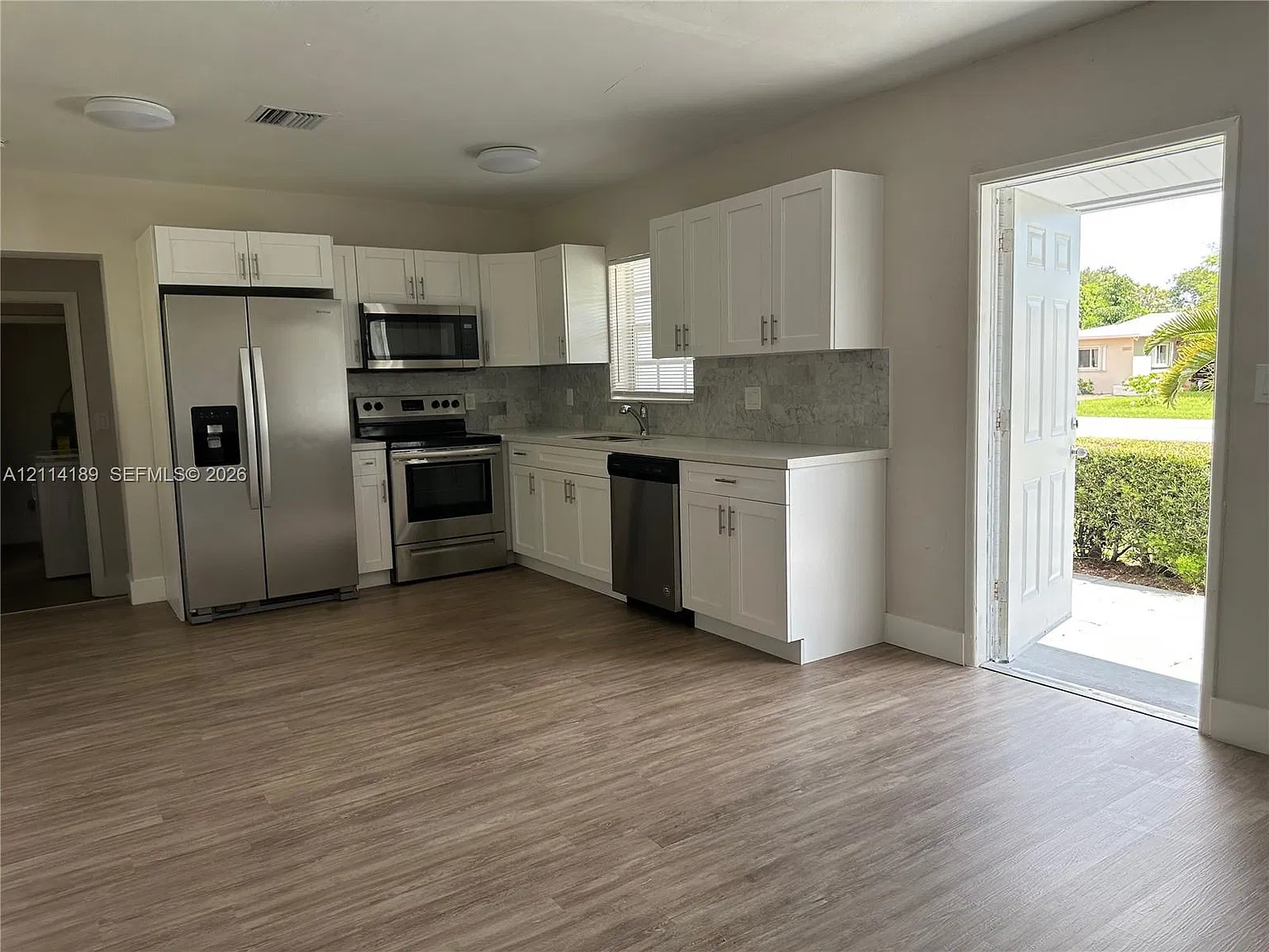 Park Road Manor — Photo 3