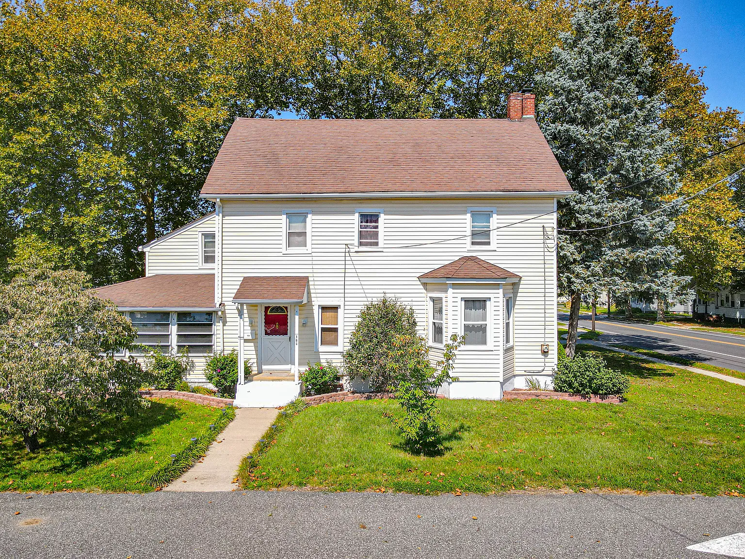 4 bed, 1.5 bath, 2253 sqft, $3,000 — Photo 2
