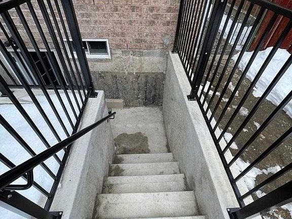 3rd image of 82 Ferncroft Pl E