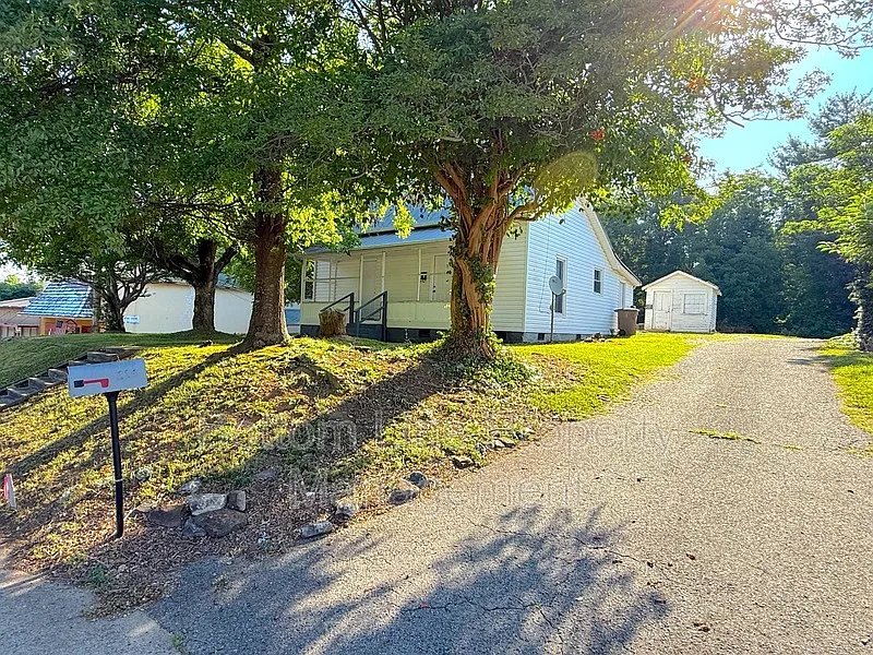2 bed, 1.0 bath, 870 sqft, $1,050 — Photo 1