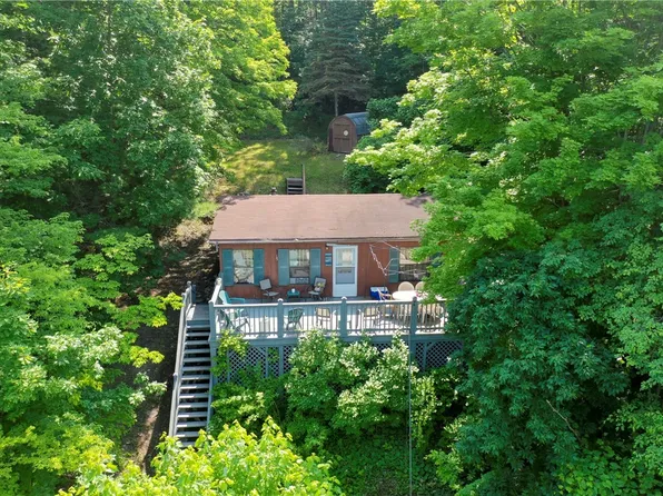 3213 W Bluff Dr, Keuka Park, NY 14478