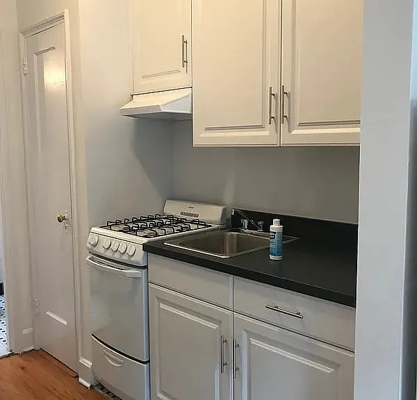220 W 17th St #4C — Photo 2