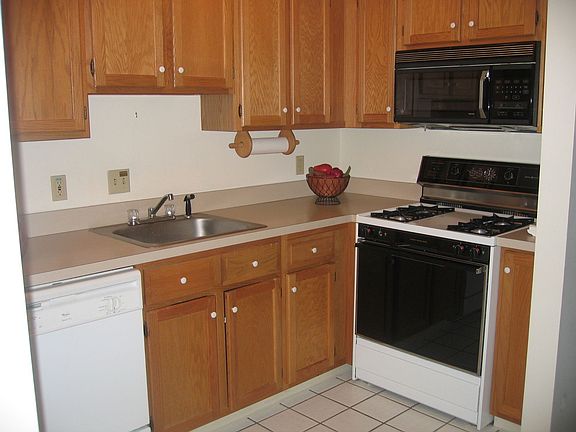 Kitchen (gas oven/stove)