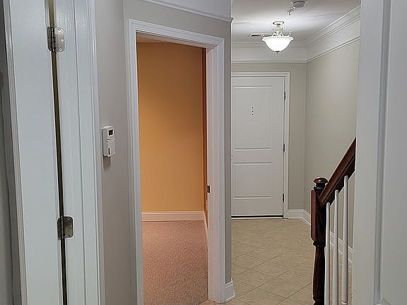 Ground fl. garage entry