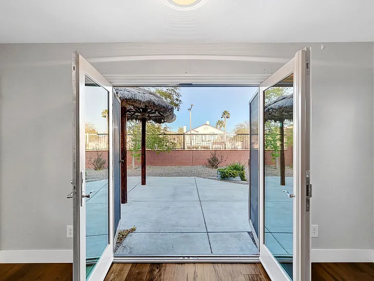 812 Sistine St — Photo 33