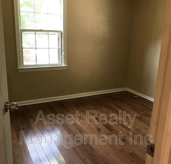 2315 Greenfield Ln — Photo 10